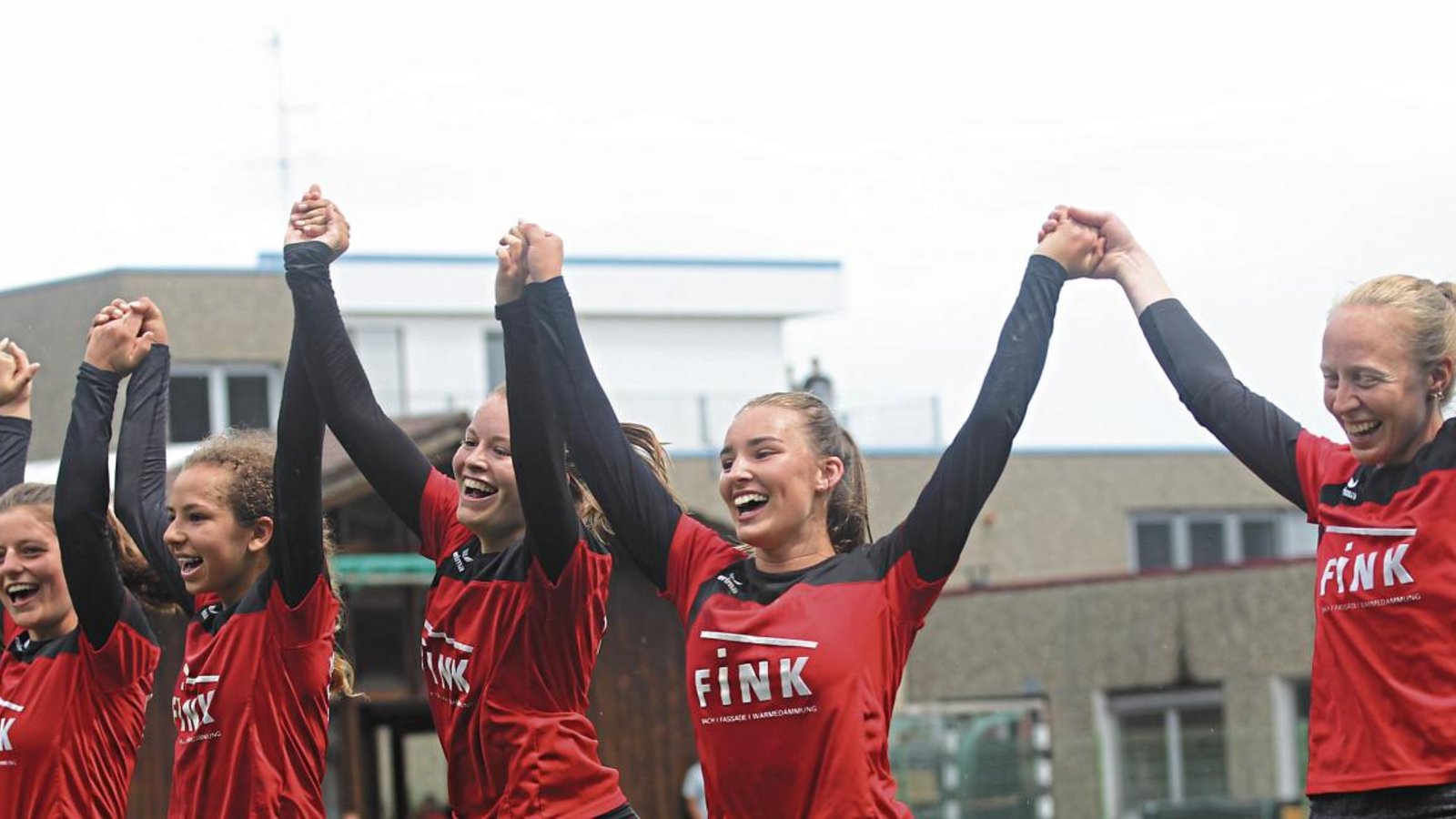 Die Faustballerinnen des TV Vaihingen – (von rechts) Christina Koch, Lea Schmidt, Nienke Maisch, Leoni Modenese, Klara Kilpper und Isabel Grau – bejubeln den Aufstieg. Fotos: Nachreiner Die Faustballerinnen des TV Vaihingen – (von rechts) Christina Koch, Lea Schmidt, Nienke Maisch, Leoni Modenese, Klara Kilpper und Isabel Grau – bejubeln den Aufstieg. Fotos: Nachreiner