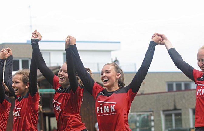 Die Faustballerinnen des TV Vaihingen – (von rechts) Christina Koch, Lea Schmidt, Nienke Maisch, Leoni Modenese, Klara Kilpper und Isabel Grau – bejubeln den Aufstieg. Fotos: Nachreiner