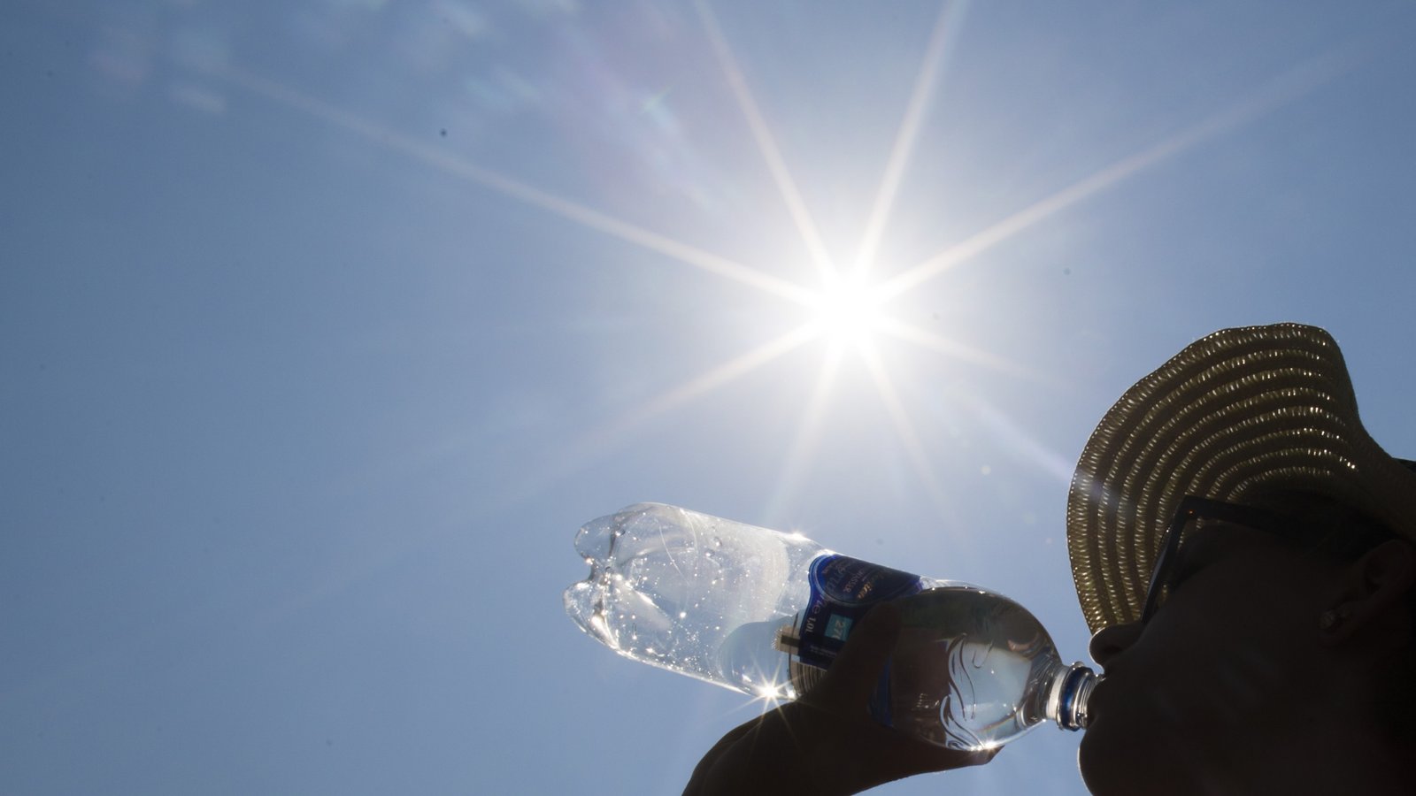 Viel Trinken: Wohl dem, der die heißen Tage im Freibad oder am See verbringen kann. Was aber kann getan werden, damit die Hitzeperioden in den Vaihinger Schulgebäuden erträglicher werden? Archivfoto: Marcel Kusch/dpa