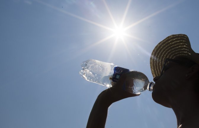 Viel Trinken: Wohl dem, der die heißen Tage im Freibad oder am See verbringen kann. Was aber kann getan werden, damit die Hitzeperioden in den Vaihinger Schulgebäuden erträglicher werden? Archivfoto: Marcel Kusch/dpa