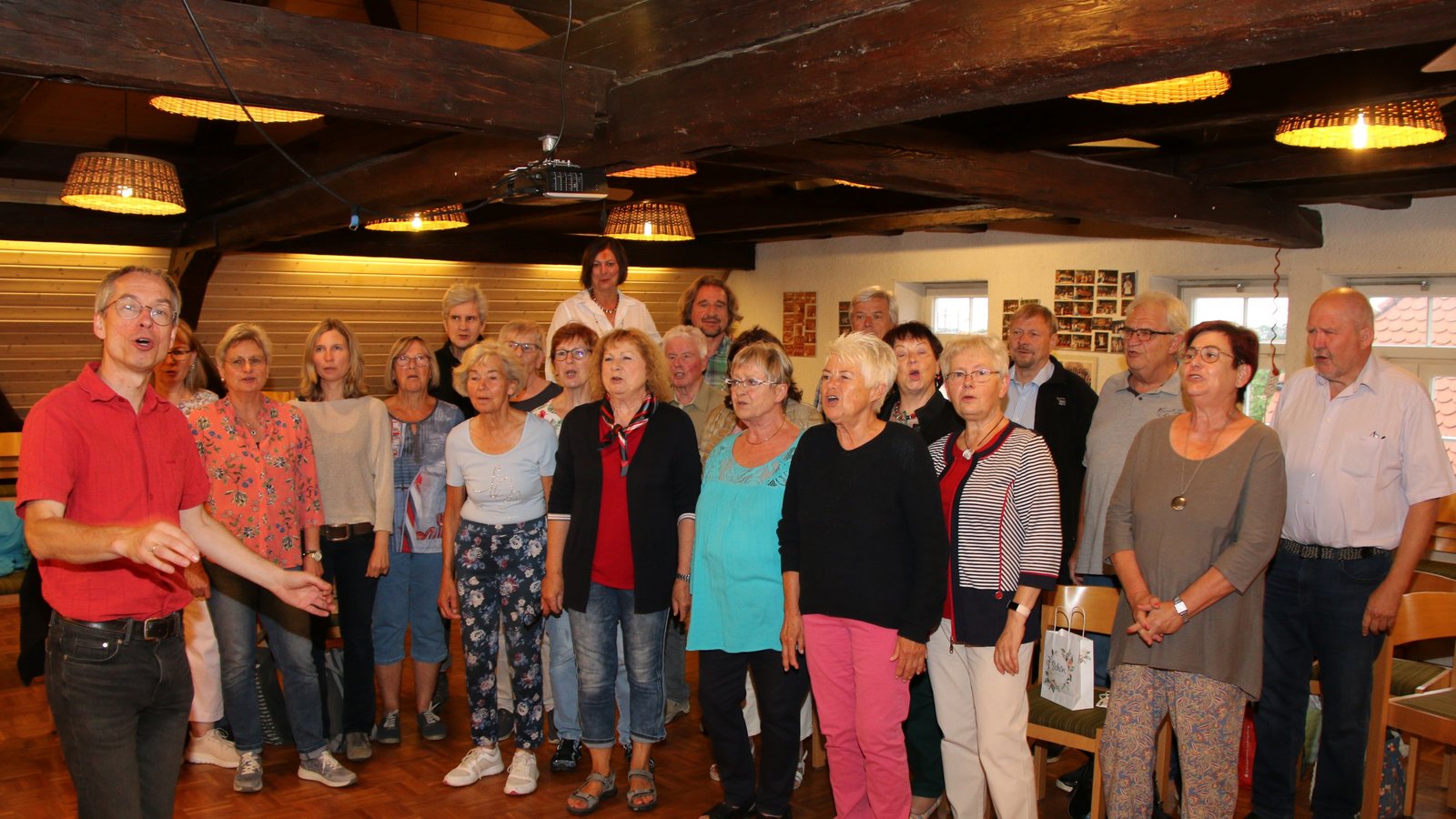 Stephan Bergdolt (links) ist der neue Chorleiter des Liederkranzes Enzweihingen. Foto: Bögel
