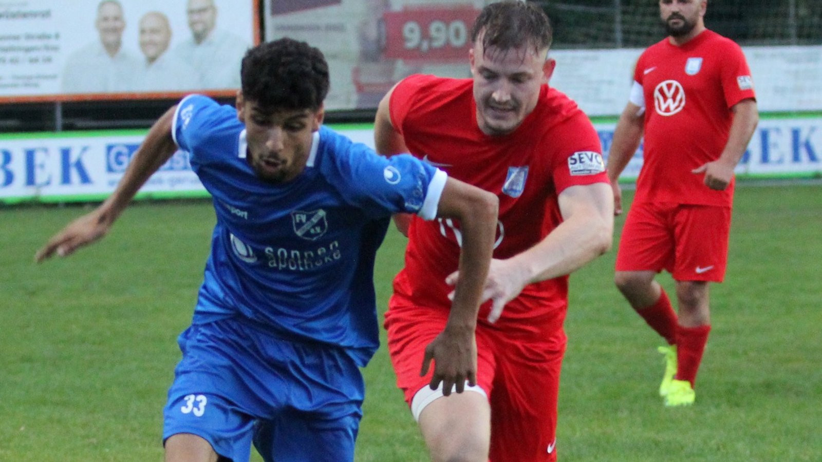 Einen harten Zweikampf liefert sich Niklas Laufenberg (rechts) vom VfB Vaihingen mit seinem Gegenspieler des FV Kirchheim. Foto: Dittrich Einen harten Zweikampf liefert sich Niklas Laufenberg (rechts) vom VfB Vaihingen mit seinem Gegenspieler des FV Kirchheim. Foto: Dittrich