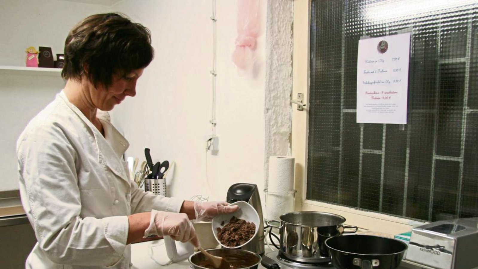 Die Kuvertüre ist die Grundzutat für jede Praline. Daniela Ehrich verwendet für ihre Naschereien ausschließlich Bio-Produkte.  Fotos: Thomaser