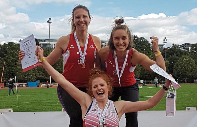 Jubel über Teamgold: (von links) Lisa Durian, Hanna Jung und Anna Brodbeck Foto: privat
