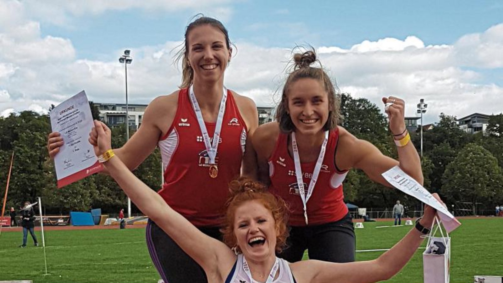 Jubel über Teamgold: (von links) Lisa Durian, Hanna Jung und Anna Brodbeck Foto: privat Jubel über Teamgold: (von links) Lisa Durian, Hanna Jung und Anna Brodbeck Foto: privat