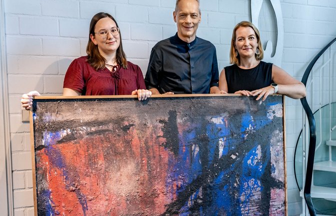 Steffen Lehmann übergibt die ausgewählten Werke seiner Mutter an Kreisarchivarin und Kunsthistorikerin Sophie Fröhlich (links) und die Büroleiterin des Landrats, Eva Wiedemann.  <span class='image-autor'>Foto: Landratsamt</span>