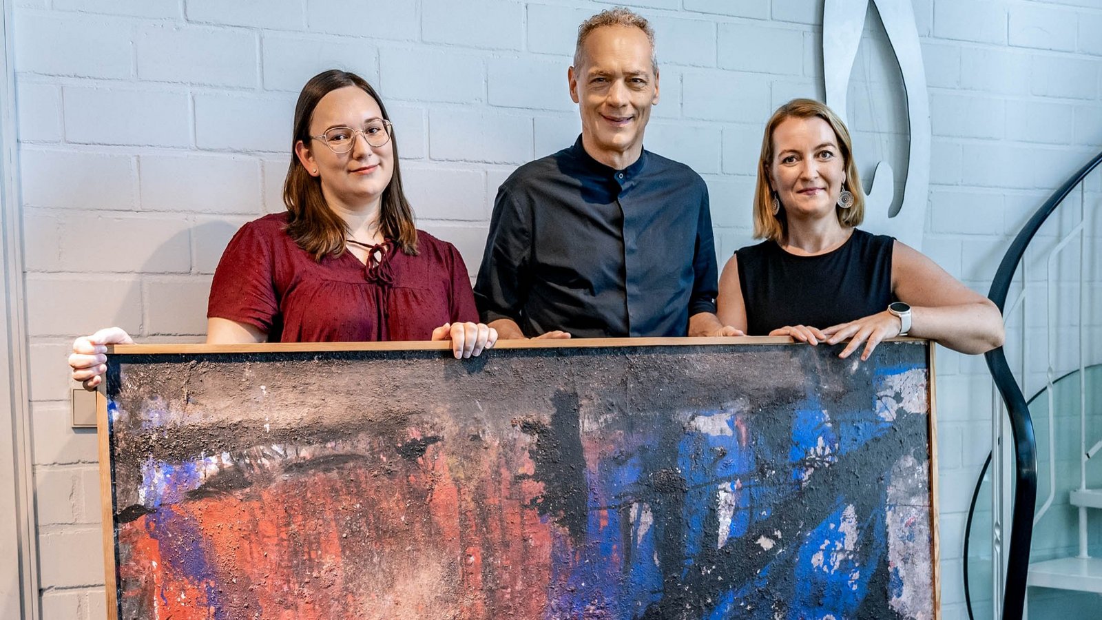 Steffen Lehmann übergibt die ausgewählten Werke seiner Mutter an Kreisarchivarin und Kunsthistorikerin Sophie Fröhlich (links) und die Büroleiterin des Landrats, Eva Wiedemann. Foto: Landratsamt Steffen Lehmann übergibt die ausgewählten Werke seiner Mutter an Kreisarchivarin und Kunsthistorikerin Sophie Fröhlich (links) und die Büroleiterin des Landrats, Eva Wiedemann. Foto: Landratsamt