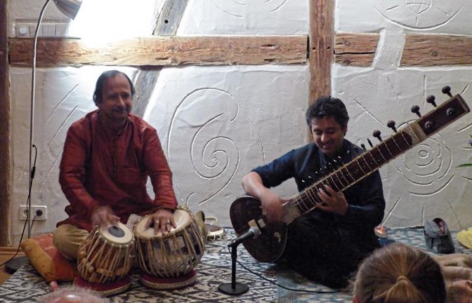 Die indischen Musikvirtuosen Indrajiot Chow Dhury aus New York an der Sitar (rechts) und Saibal Chatterjee aus Kalkutta an der Tabla bei ihrem Konzert am Samstag in Häfnerhaslach. Foto: p