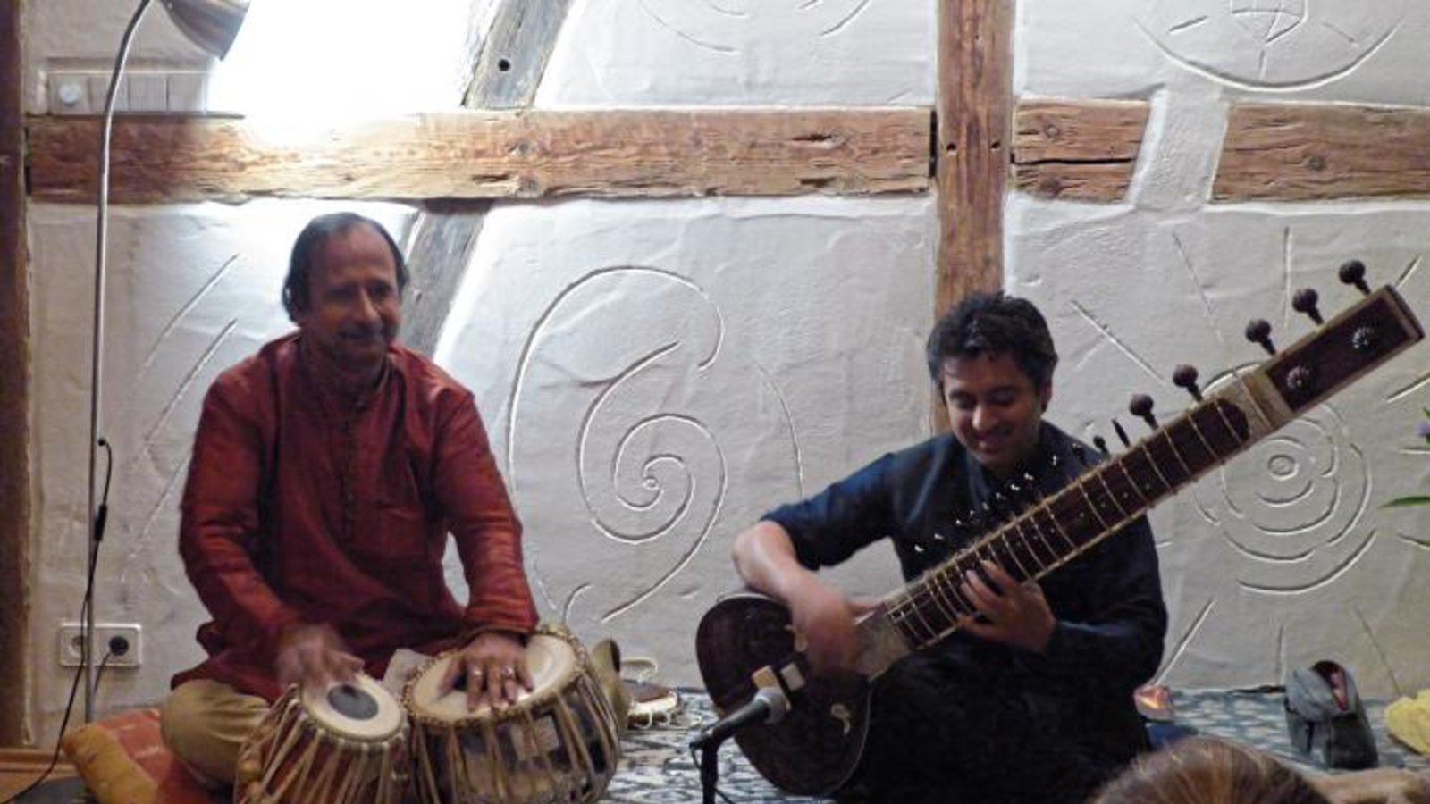 Die indischen Musikvirtuosen Indrajiot Chow Dhury aus New York an der Sitar (rechts) und Saibal Chatterjee aus Kalkutta an der Tabla bei ihrem Konzert am Samstag in Häfnerhaslach. Foto: p