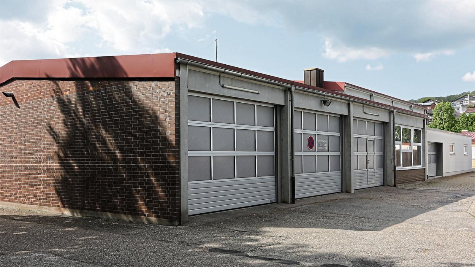 Enge Verhältnisse: Das Schützinger Feuerwehrhaus bietet zwar drei Einsatzfahrzeugen Platz, hat aber sonst nicht viel Raum. Das soll sich durch eine Erweiterung ändern. Foto: Küppers Enge Verhältnisse: Das Schützinger Feuerwehrhaus bietet zwar drei Einsatzfahrzeugen Platz, hat aber sonst nicht viel Raum. Das soll sich durch eine Erweiterung ändern. Foto: Küppers