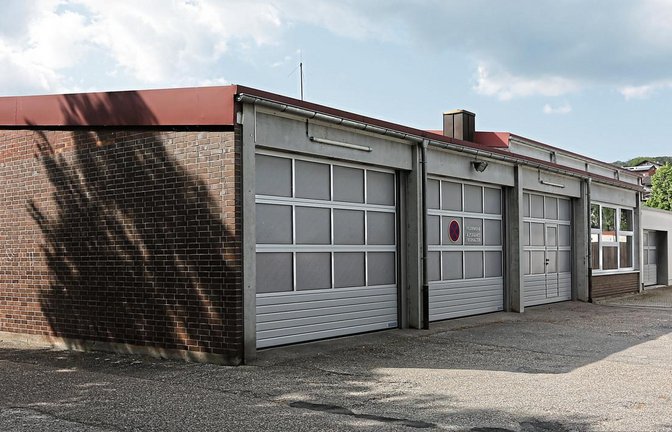 Enge Verhältnisse: Das Schützinger Feuerwehrhaus bietet zwar drei Einsatzfahrzeugen Platz, hat aber sonst nicht viel Raum. Das soll sich durch eine Erweiterung ändern. Foto: Küppers