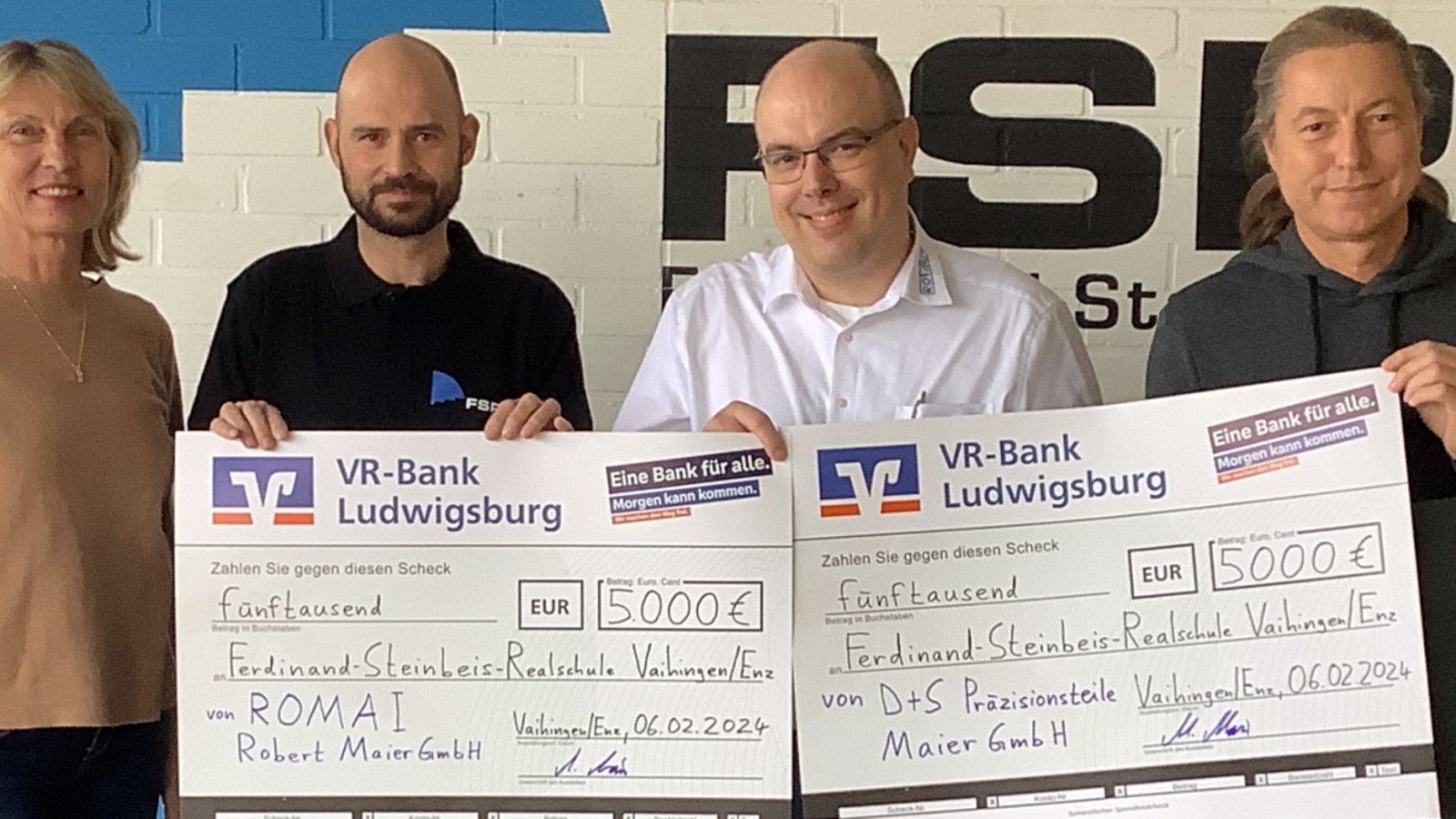 Scheckübergabe mit (von links): Efrem Gabriel, Schulleiterin Claudia Süß-Räuchle, Lorenz Huttenlocher, Geschäftsführer Mathias Maier, Christian Felcmann und Manfred Koch. Foto: p