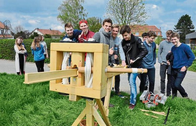 Mit dem „Scorpio“ konnten die Schüler die Waffentechnik des Mittelalters erproben.  Foto: p
