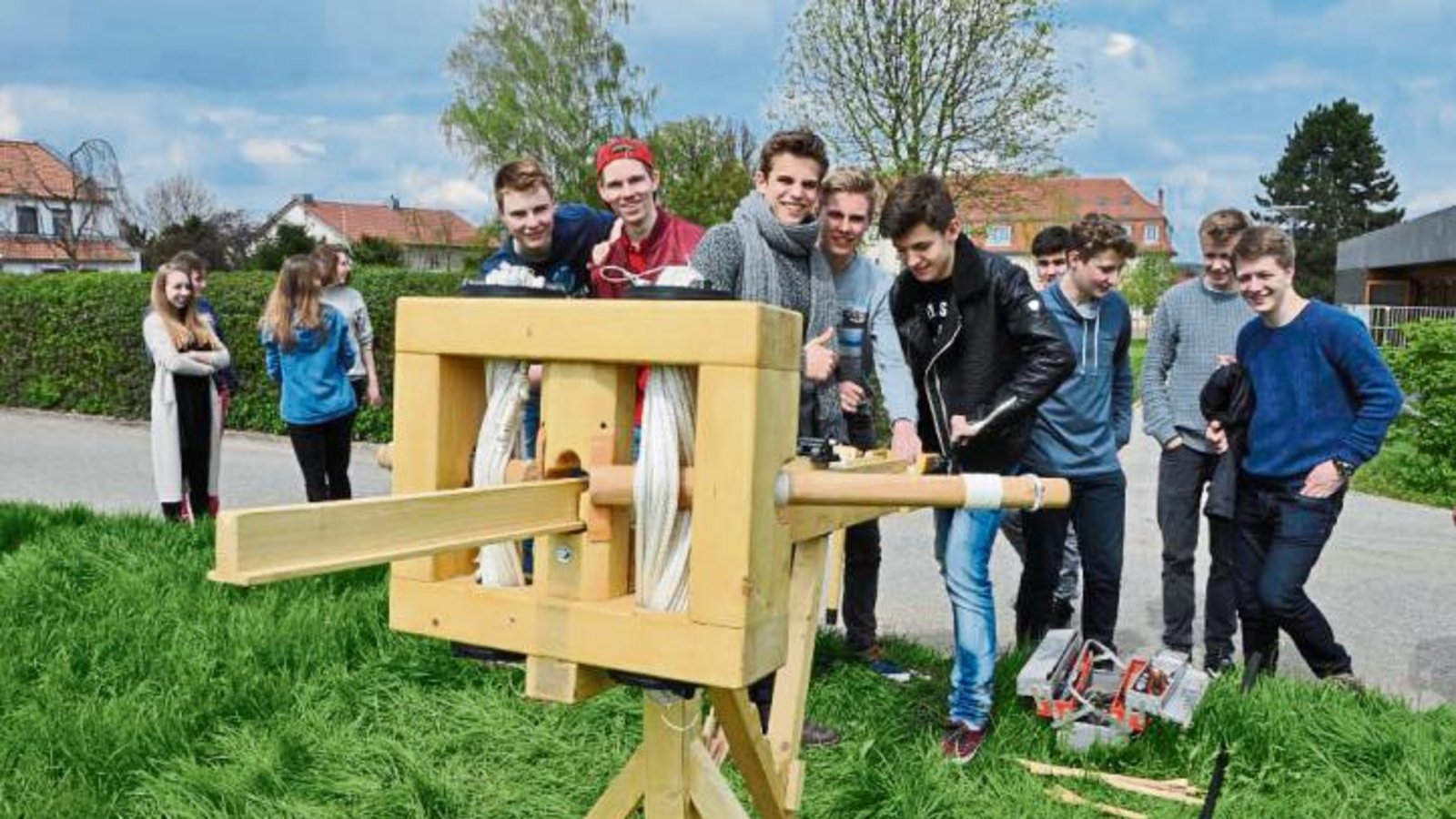 Mit dem „Scorpio“ konnten die Schüler die Waffentechnik des Mittelalters erproben. Foto: p Mit dem „Scorpio“ konnten die Schüler die Waffentechnik des Mittelalters erproben. Foto: p