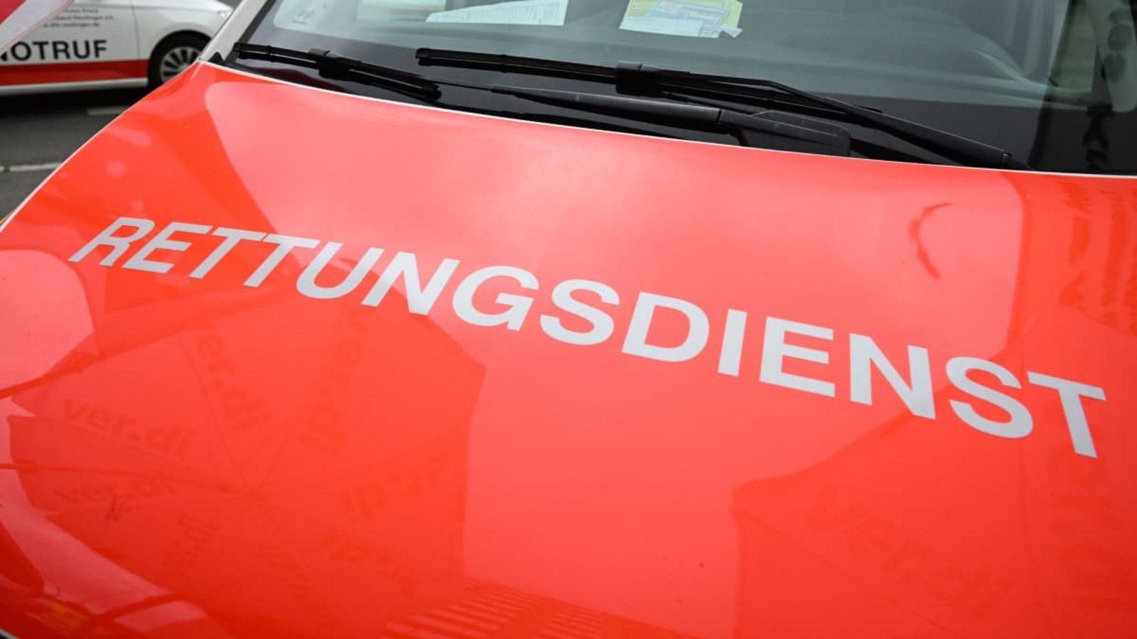 Der Rettungsdienst bringt einen Senior ins Krankenhaus, nachdem dieser von einem Passanten wiederbelebt wurde.Bernd Weißbrod/dpa (Symbolbild) Der Rettungsdienst bringt einen Senior ins Krankenhaus, nachdem dieser von einem Passanten wiederbelebt wurde.Bernd Weißbrod/dpa (Symbolbild)