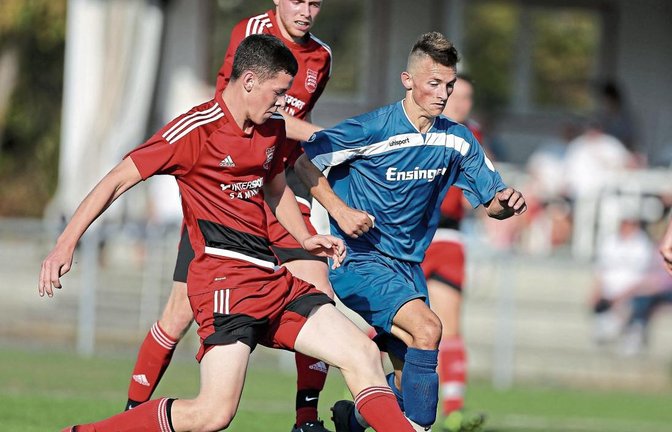 Patrick Beisser (links) darf am Tag nach seiner Geburtstagsfeier gleich in der ersten Mannschaft ran und jagt Granit Isafi den Ball ab. Foto: Küppers