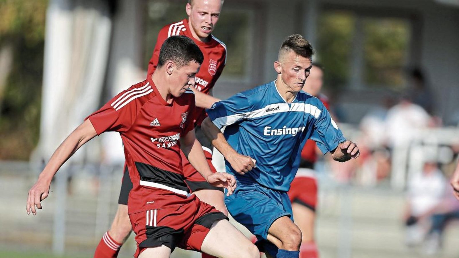 Patrick Beisser (links) darf am Tag nach seiner Geburtstagsfeier gleich in der ersten Mannschaft ran und jagt Granit Isafi den Ball ab. Foto: Küppers