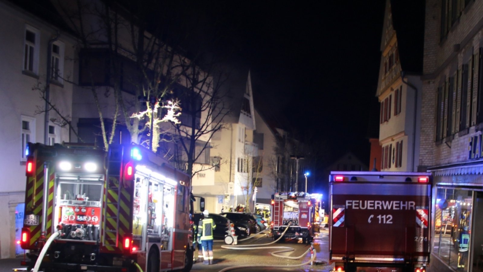 Feuer Feuerwehr Feuerwehreinsatz Autos brennen in Tiefgarage Foto: Mross