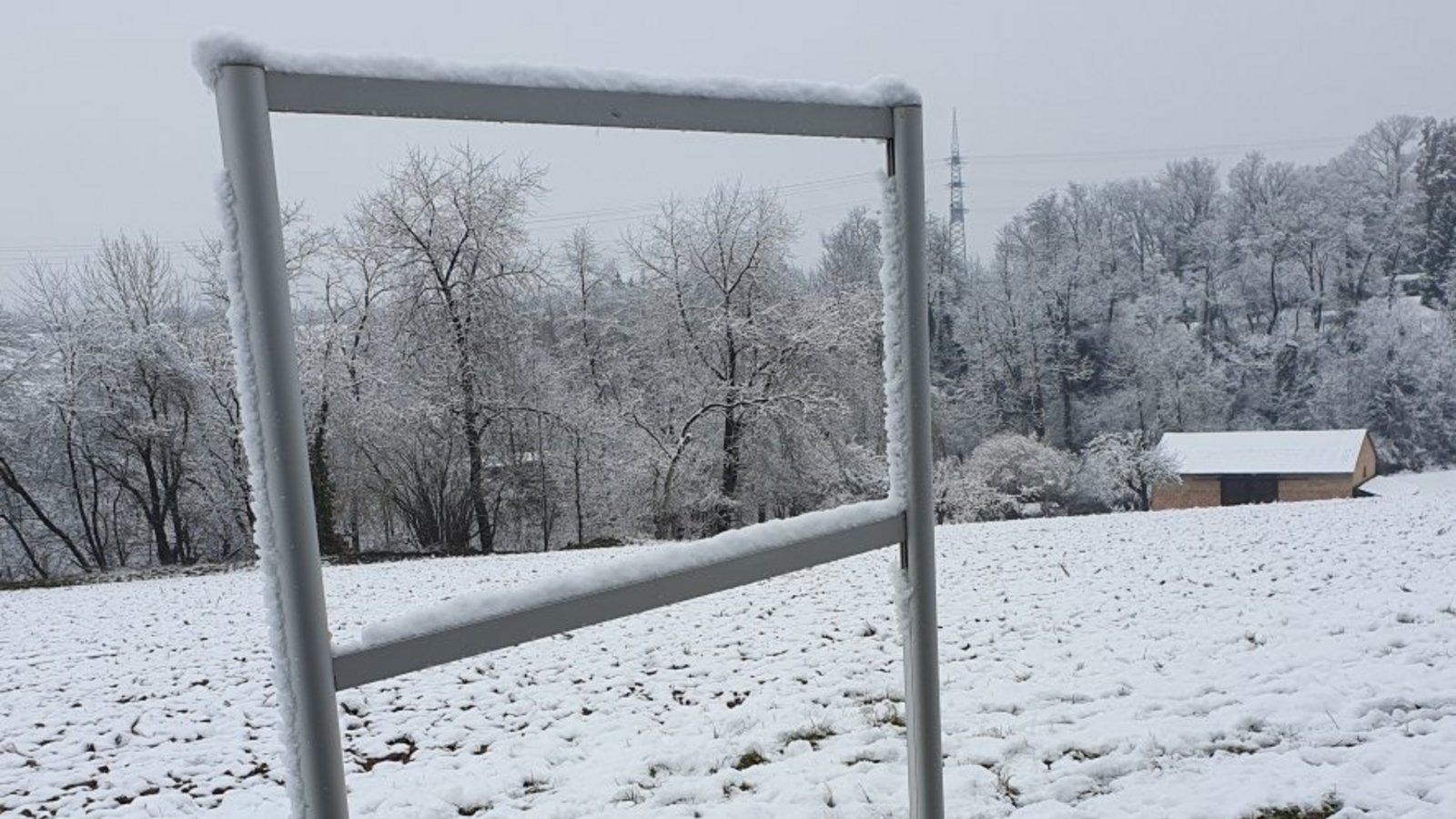 Zerstört: Die Infotafel des Vereins KZ-Gedenkstätte Vaihingen, die nahe der Fuchslochbrücke steht.  Foto: Bernd Freckmann