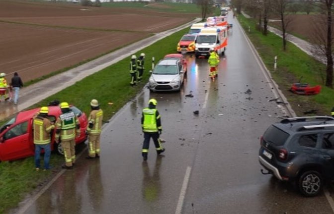 Schwerer Verkehrsunfall auf der Bundesstraße 10 zwischen Mühlacker und Illingen. <span class='image-autor'>Foto: FW Illingen</span>