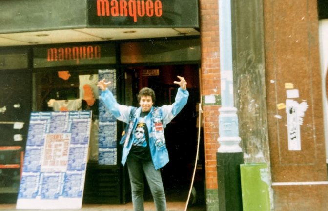 Ein 14-Jähriger besucht 1987 die wirklichen Sehenswürdigkeiten Londons: StZ-Autor Michael Setzer vor dem Club Marquee in London.<span class='image-autor'>Michael Setzer / Jan Klein</span>