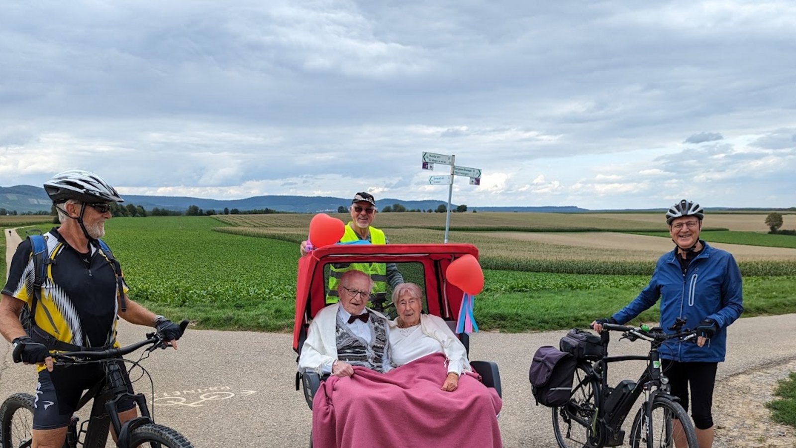 Die Eheleute Ott hatten für ihr Jubelfest der diamantenen Hochzeit die Rikscha des Bürger-Treffs für eine Ausfahrt gebucht. Die Jubilarin möchte mit dem Foto auch andere auf dieses ehrenamtliche Engagement des Bürger-Treffs aufmerksam machen. Foto: p Die Eheleute Ott hatten für ihr Jubelfest der diamantenen Hochzeit die Rikscha des Bürger-Treffs für eine Ausfahrt gebucht. Die Jubilarin möchte mit dem Foto auch andere auf dieses ehrenamtliche Engagement des Bürger-Treffs aufmerksam machen. Foto: p