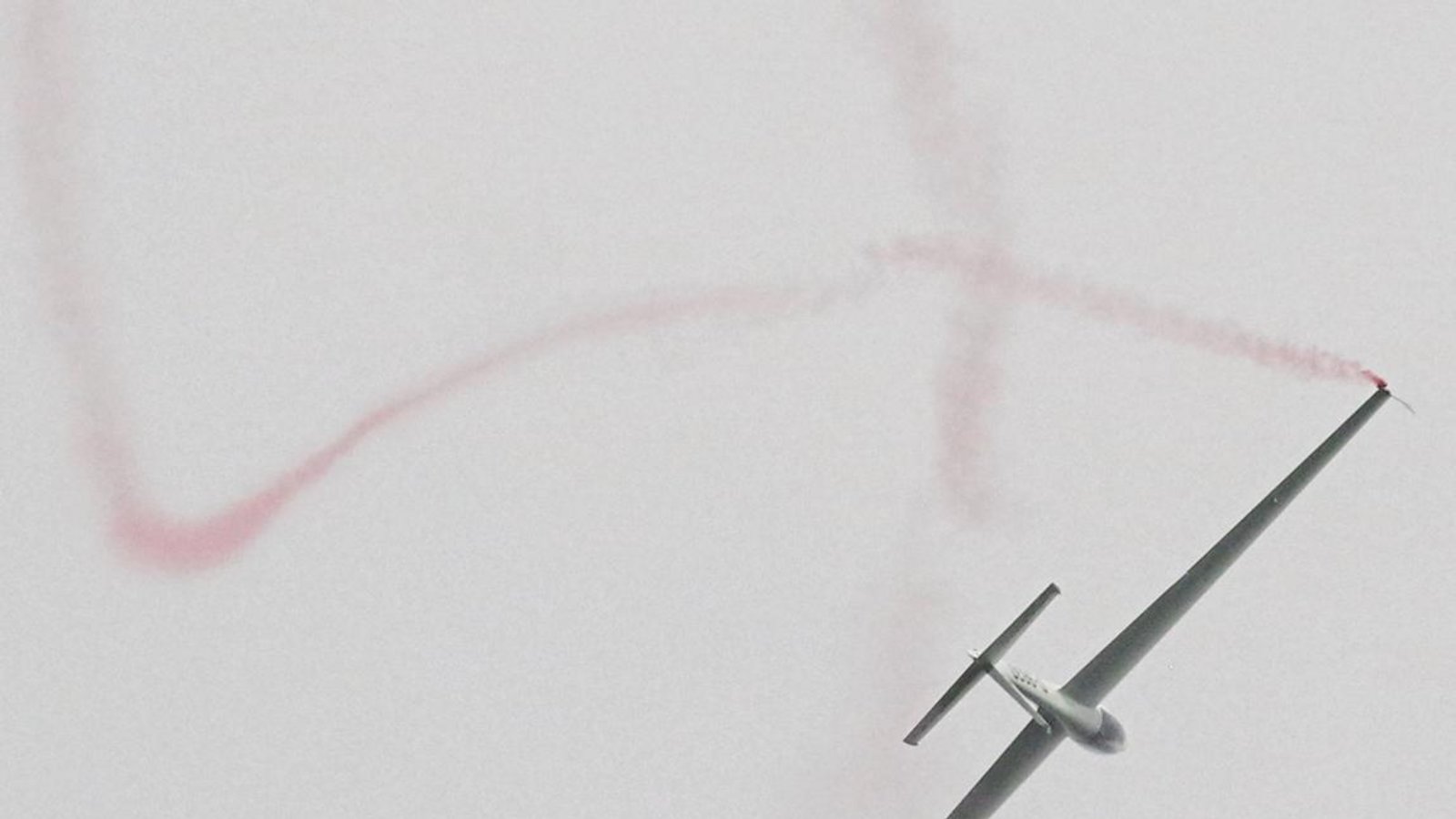 Rauchpatronen an den Flügelspitzen bringen die Figuren, die Eberhard Holl fliegt, richtig gut zur Geltung. Foto: Schaal Rauchpatronen an den Flügelspitzen bringen die Figuren, die Eberhard Holl fliegt, richtig gut zur Geltung. Foto: Schaal