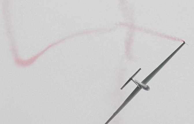 Rauchpatronen an den Flügelspitzen bringen die Figuren, die Eberhard Holl fliegt, richtig gut zur Geltung. Foto: Schaal