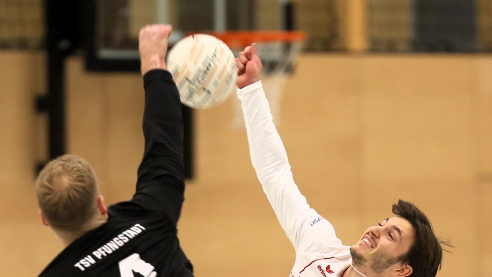 Johannes Jungclaussen (rechts) gewinnten den ersten Block gegen Patrick Thomas. Foto: Küppers