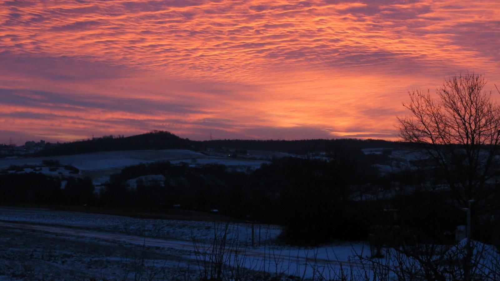 „Der Himmel brennt bei fünf Grad minus über dem Hohscheid“, schreibt Karl-Heinz Witt aus Nussdorf zu seinem eindrucksvollen Foto von der Morgendämmerung. „Der Himmel brennt bei fünf Grad minus über dem Hohscheid“, schreibt Karl-Heinz Witt aus Nussdorf zu seinem eindrucksvollen Foto von der Morgendämmerung.
