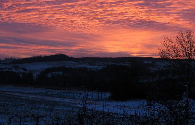 „Der Himmel brennt bei fünf Grad minus über dem Hohscheid“, schreibt Karl-Heinz Witt aus Nussdorf zu seinem eindrucksvollen Foto von der Morgendämmerung.