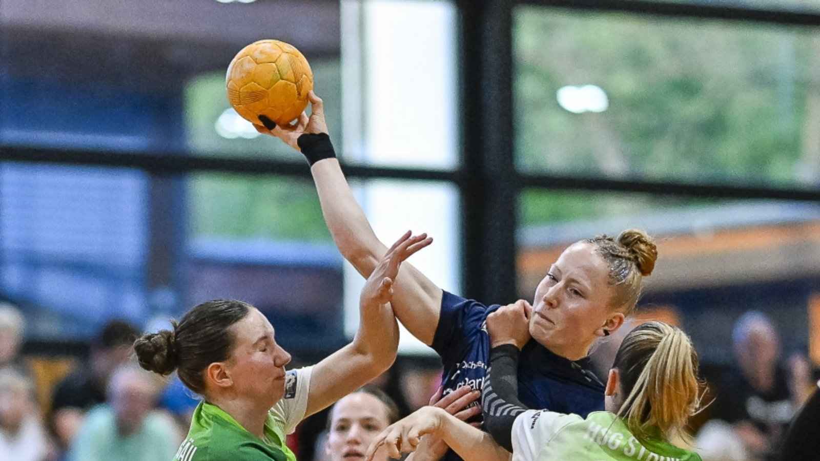 HC Metter-Enz (dunkler Dress) vs. HSG Strohgäu 2, 31:25, 03.05.2026,   Frauen,  Enz-Murr, Bezirksoberliga, Saison 2025/2026, Handball, Frauenhandball,    Charlotte Fehl (HC Metter-Enz, #04) wird geblockt 