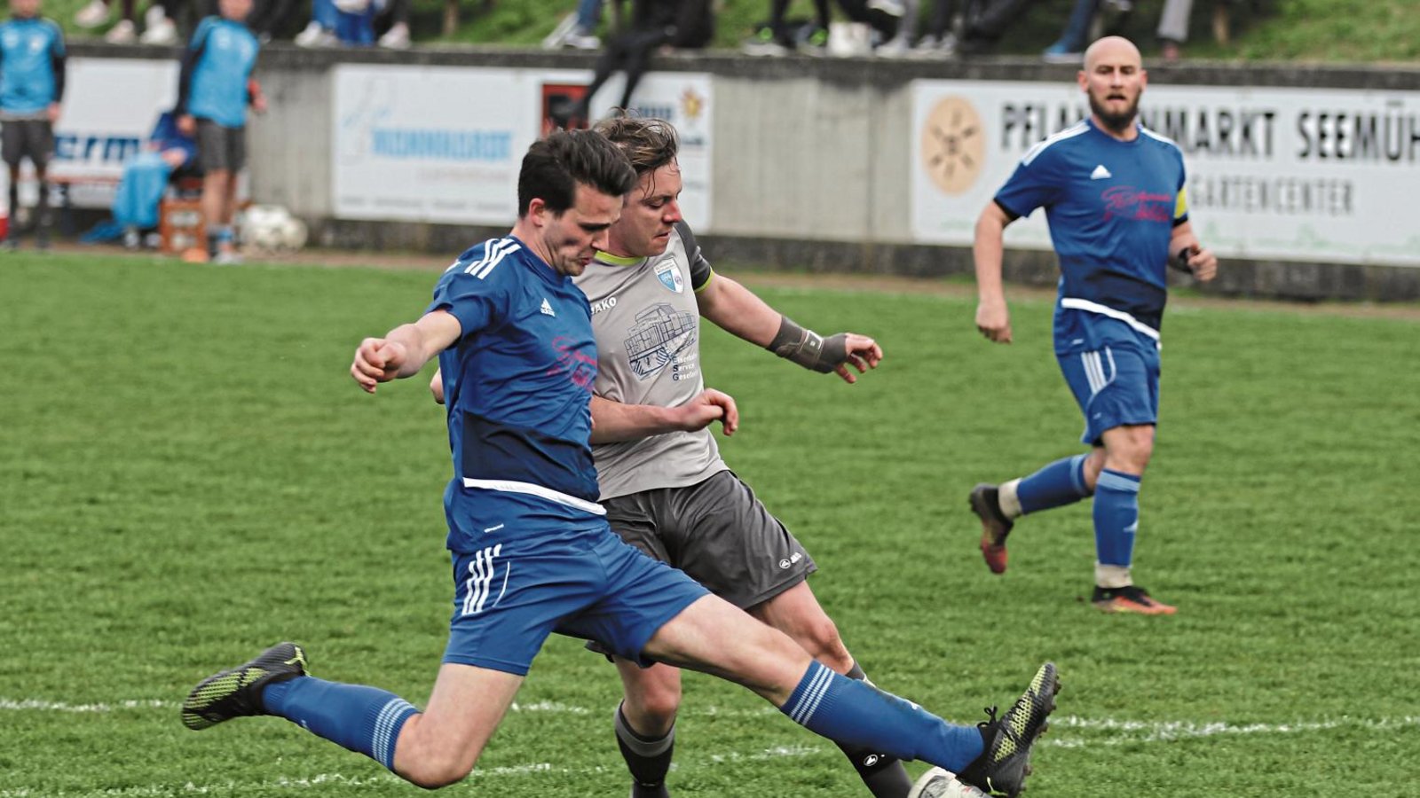 Benjamin Schwab (Mitte) hat in der B-Klasse den Ball sicher behauptet. Doch was gelingt dem unangefochtenen Meister der vergangenen Saison nach dem Aufstieg? Foto: Nachreiner