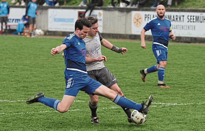 Benjamin Schwab (Mitte) hat in der B-Klasse den Ball sicher behauptet. Doch was gelingt dem unangefochtenen Meister der vergangenen Saison nach dem Aufstieg? Foto: Nachreiner