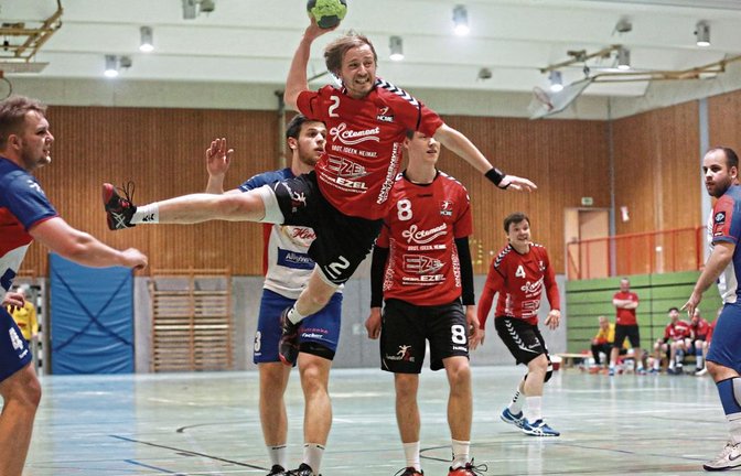 Wenn Joachim Göbgen am Kreis hochsteigt, ist höchste Gefahr. In seinem Abschiedsspiel vor heimischen Publikum traf er zwei Mal. Foto: Küppers