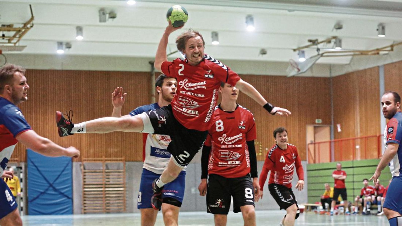 Wenn Joachim Göbgen am Kreis hochsteigt, ist höchste Gefahr. In seinem Abschiedsspiel vor heimischen Publikum traf er zwei Mal. Foto: Küppers Wenn Joachim Göbgen am Kreis hochsteigt, ist höchste Gefahr. In seinem Abschiedsspiel vor heimischen Publikum traf er zwei Mal. Foto: Küppers