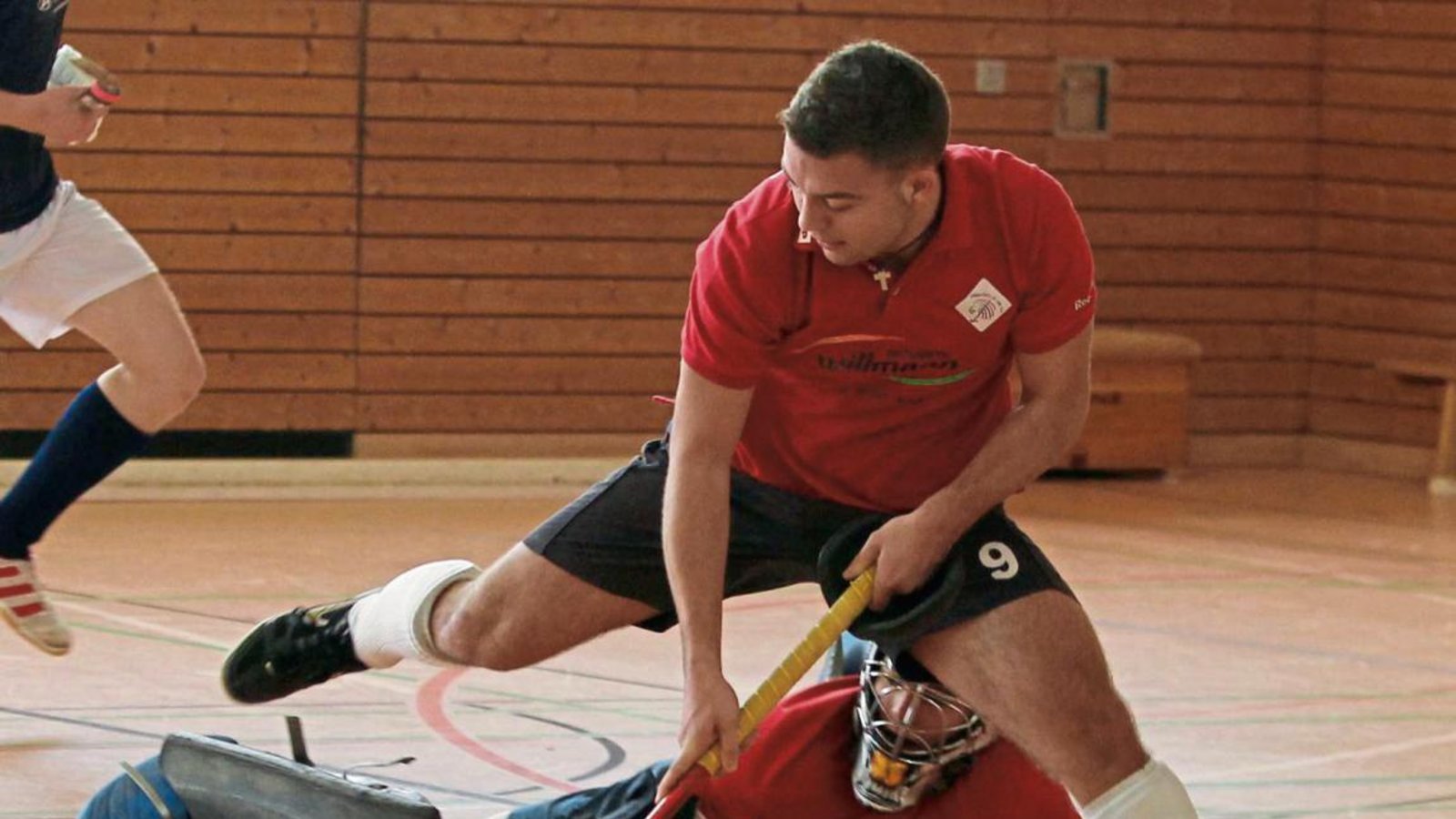 Manuel Max (oben) bleibt an einem Torwart hängen. In der neuen Saison wollen es die Vaihinger den Gegner noch schwerer machen, weil sie bei eigenem Ballbesitz in Überzahl durch einen sechsten Feldspieler agieren wollen. Foto: Bürkle Manuel Max (oben) bleibt an einem Torwart hängen. In der neuen Saison wollen es die Vaihinger den Gegner noch schwerer machen, weil sie bei eigenem Ballbesitz in Überzahl durch einen sechsten Feldspieler agieren wollen. Foto: Bürkle