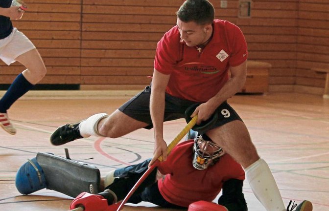 Manuel Max (oben) bleibt an einem Torwart hängen. In der neuen Saison wollen es die Vaihinger den Gegner noch schwerer machen, weil sie bei eigenem Ballbesitz in Überzahl durch einen sechsten Feldspieler agieren wollen. Foto: Bürkle