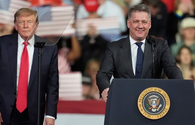 US-Präsident Donald Trump hört zu, während Gernot Döllner, Vorstandsvorsitzender der Audi AG, bei einer Wahlkampfveranstaltung im Guardian Centers of Georgia spricht.<span class='image-autor'>Mike Stewart/AP/dpa</span>