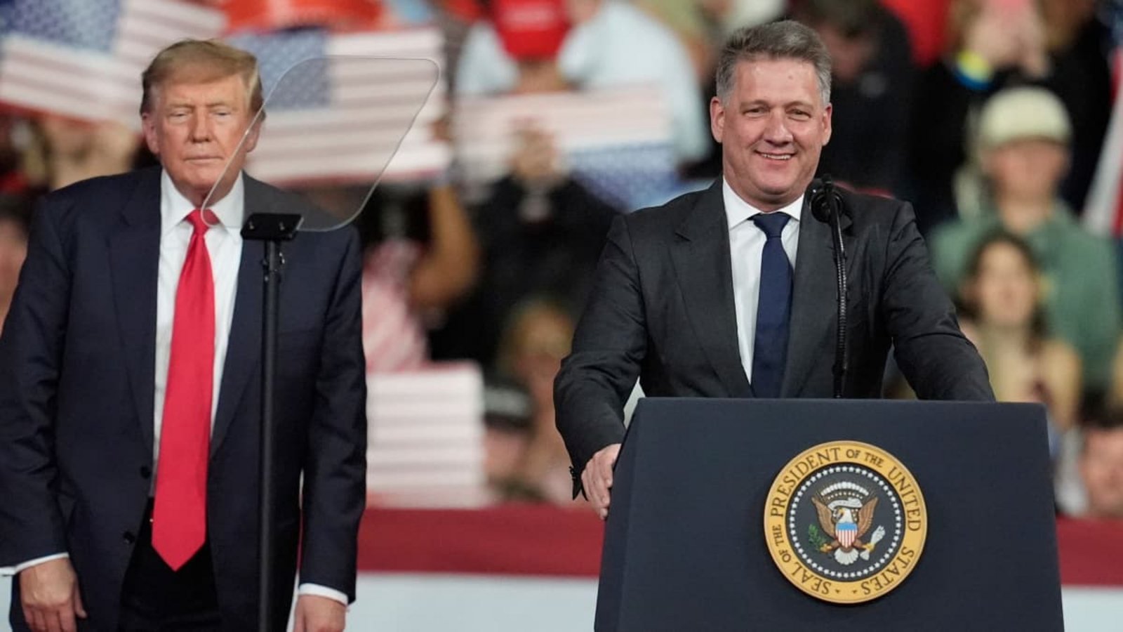 US-Präsident Donald Trump hört zu, während Gernot Döllner, Vorstandsvorsitzender der Audi AG, bei einer Wahlkampfveranstaltung im Guardian Centers of Georgia spricht.Mike Stewart/AP/dpa US-Präsident Donald Trump hört zu, während Gernot Döllner, Vorstandsvorsitzender der Audi AG, bei einer Wahlkampfveranstaltung im Guardian Centers of Georgia spricht.Mike Stewart/AP/dpa