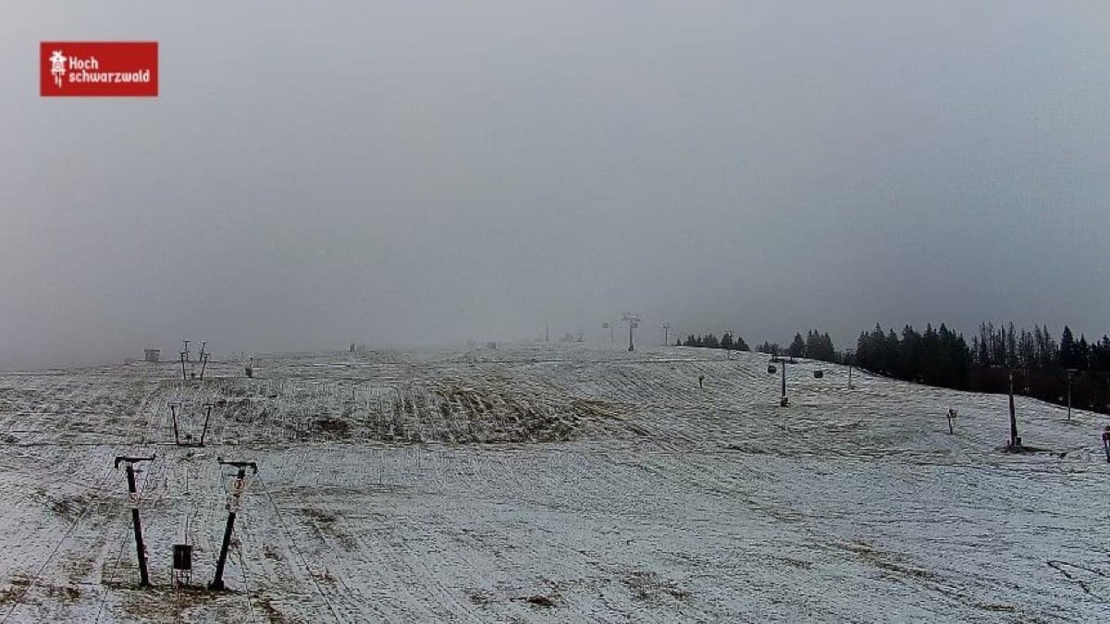 Zum Skifahren reicht es vielleicht noch nicht, trotzdem freuen sich viele User auf die erste Abfahrt: Dieser Screenshot einer Webcam zeigt den ersten Schnee auf dem Feldberg.Screenshot/Feldberg-erlebnis.de