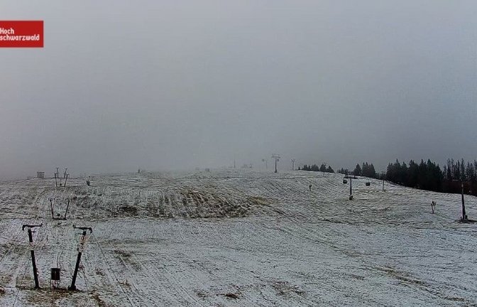 Zum Skifahren reicht es vielleicht noch nicht, trotzdem freuen sich viele User auf die erste Abfahrt: Dieser Screenshot einer Webcam zeigt den ersten Schnee auf dem Feldberg.<span class='image-autor'>Screenshot/Feldberg-erlebnis.de</span>