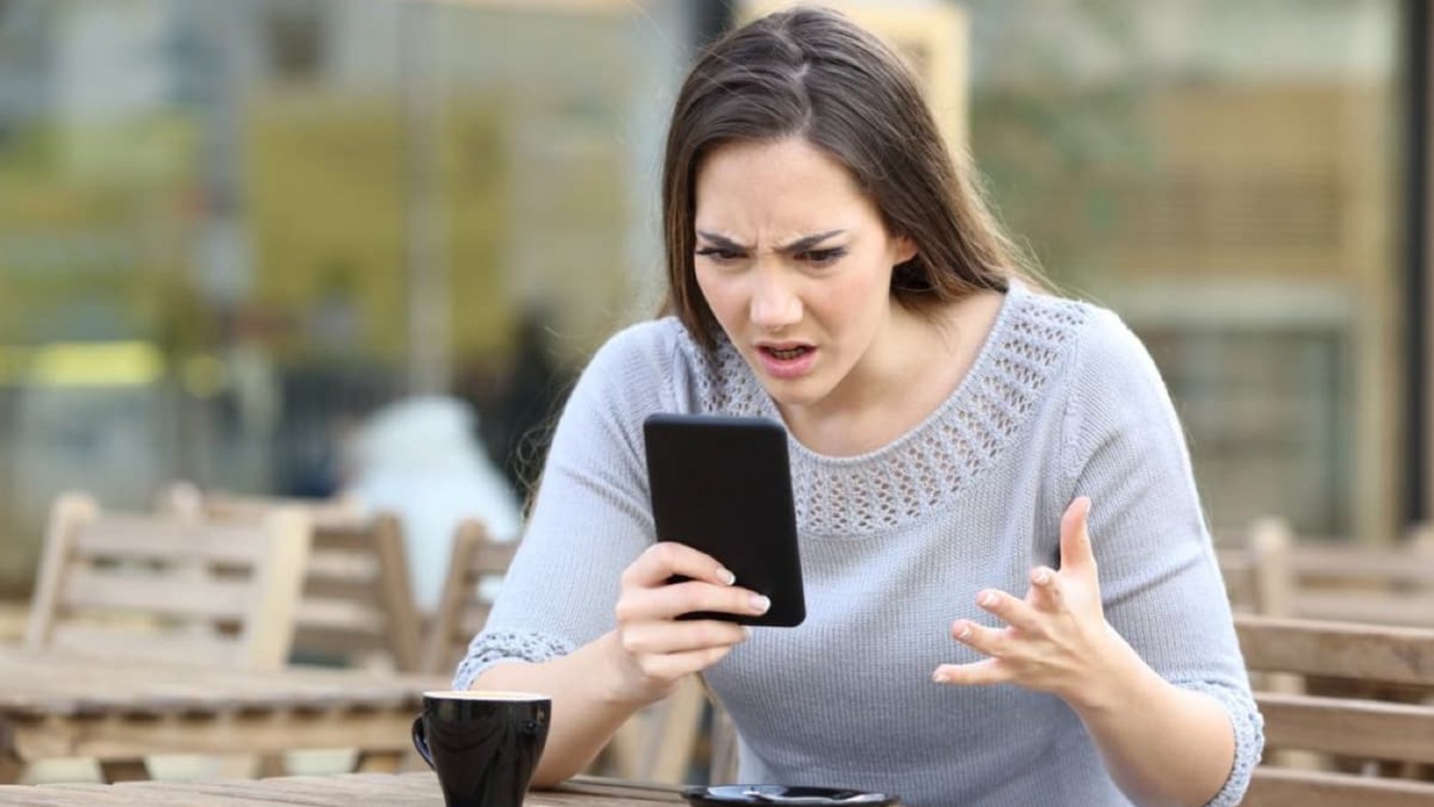 "Ragebait" auf Social Media soll Wut und Empörung provozieren.Antonio Guillem/Shutterstock