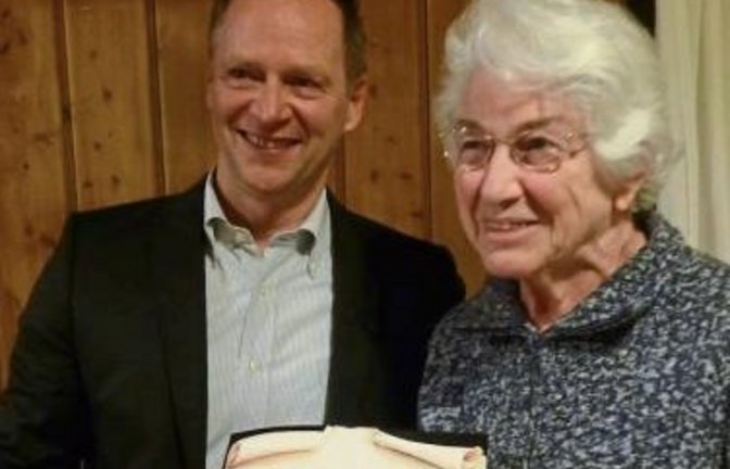 An Brigitte Noffke wurde die Ehrenmitgliedschaft verliehen.  Foto: p