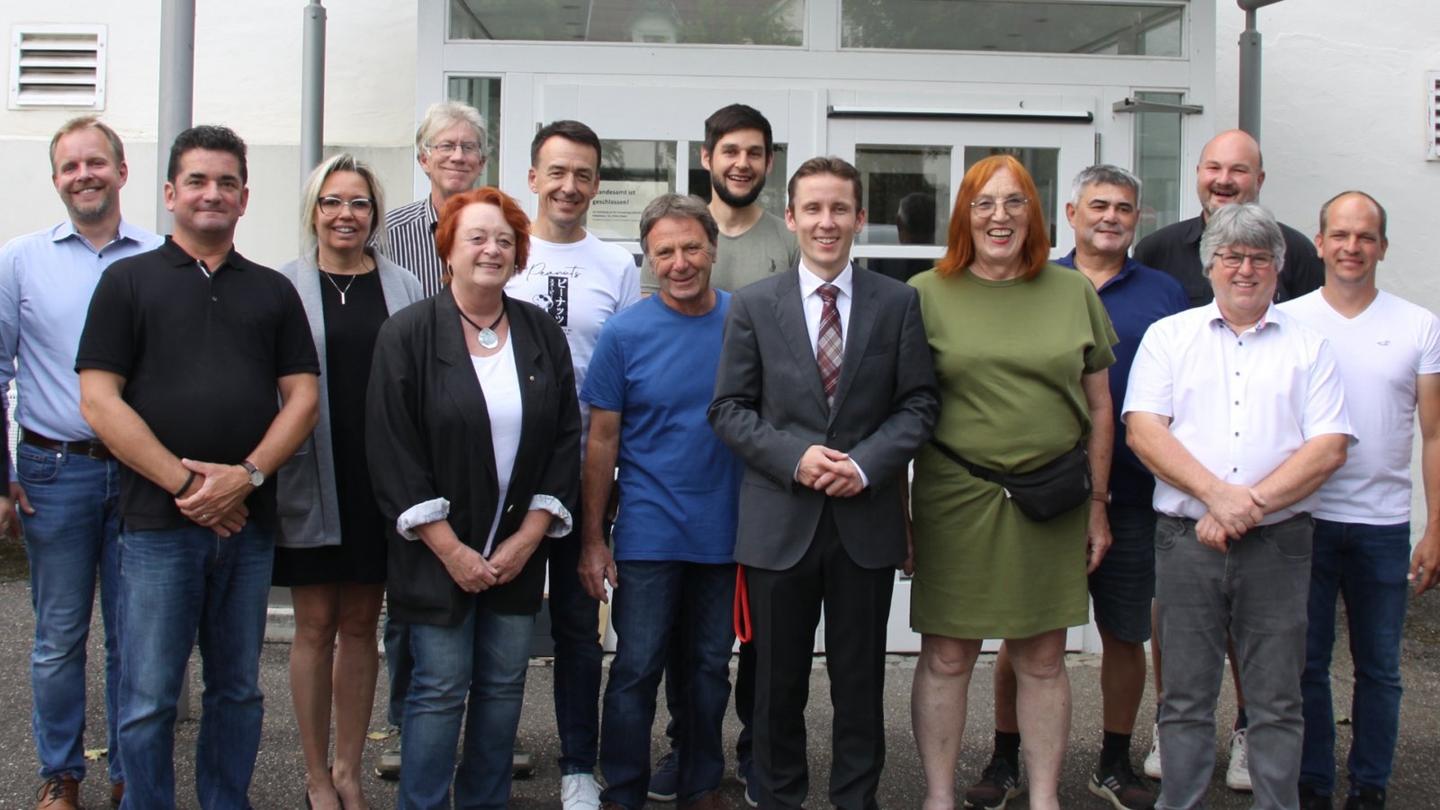Der neue Eberdinger Gemeinderat (von links): Anton Deberling, Dominik Giersch, Michael Truckses, Daniela Raff, Stefan Strobel, Ines Marquardt-Schmidt, Andreas Weis, Klaus Dillmann, Albert Geiger, Bürgermeister Carsten Willing, Veronika Wernstedt, Bernd Hasenmaier, Martin Witsch (hinten), Rainer Pinkau (vorne), Christian Schwerdtle, Samuel Grözinger, Horst Dertinger. Es fehlt: Christine Dertinger. Foto: Linsenmann Der neue Eberdinger Gemeinderat (von links): Anton Deberling, Dominik Giersch, Michael Truckses, Daniela Raff, Stefan Strobel, Ines Marquardt-Schmidt, Andreas Weis, Klaus Dillmann, Albert Geiger, Bürgermeister Carsten Willing, Veronika Wernstedt, Bernd Hasenmaier, Martin Witsch (hinten), Rainer Pinkau (vorne), Christian Schwerdtle, Samuel Grözinger, Horst Dertinger. Es fehlt: Christine Dertinger. Foto: Linsenmann