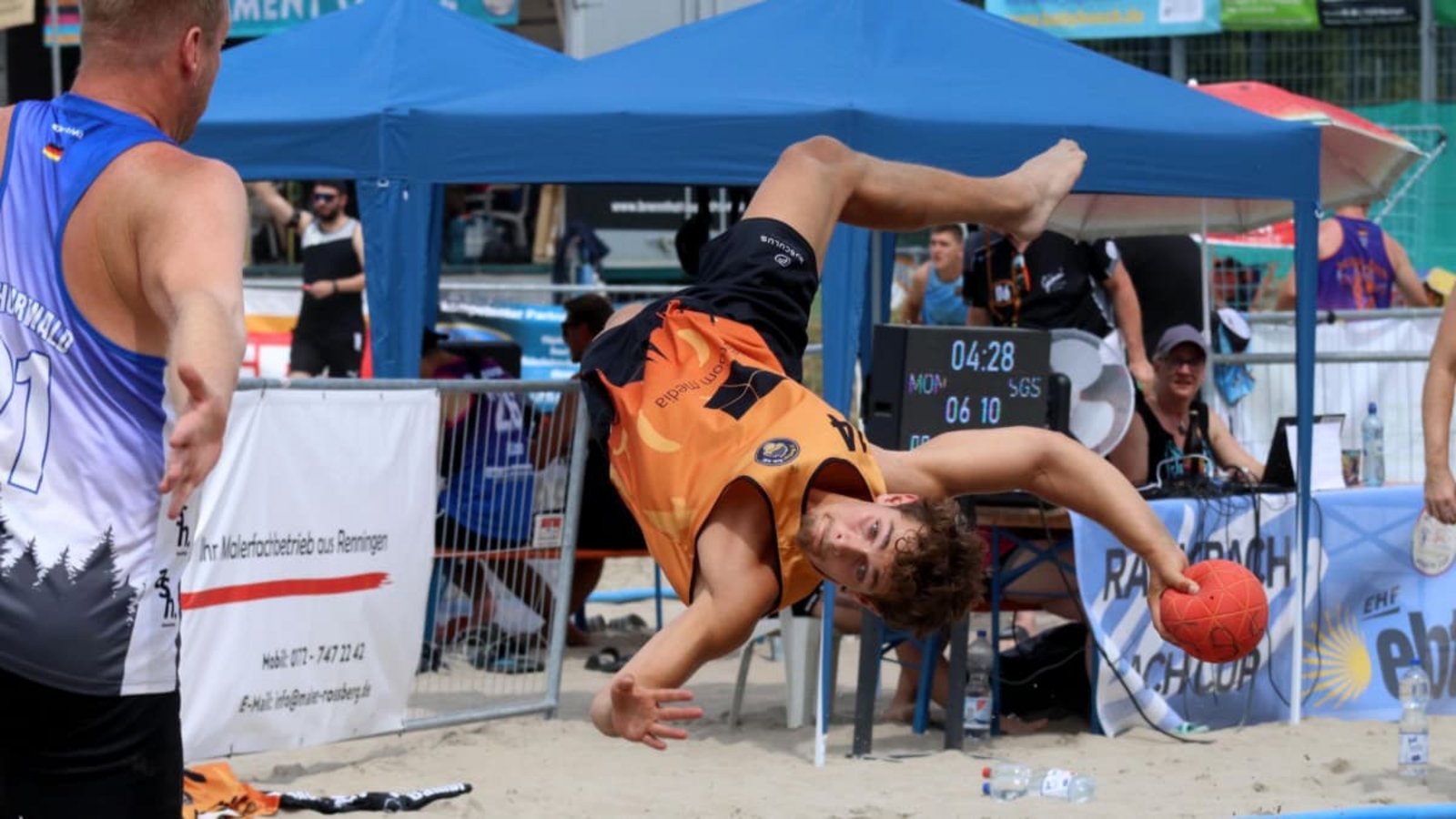 Es geht spektakulär zu beim Beachhandball: Im vergangenen Jahr unterlag das Team 12 Monkeys Köln (Foto) im Finale den Franzosen von Lacanau Océhand.Andreas Gorr
