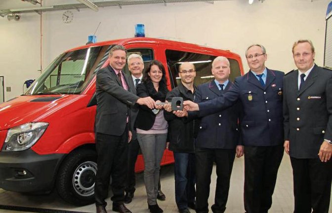 Der neue Mannschaftstransportwagen wird im Feuerwehrhaus Illingen übergeben.  Foto: Thaler