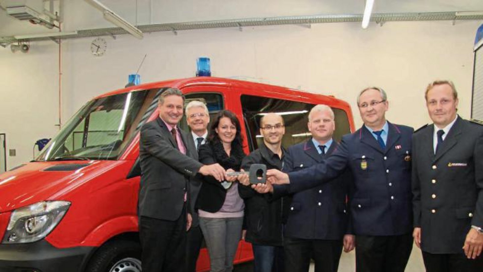 Der neue Mannschaftstransportwagen wird im Feuerwehrhaus Illingen übergeben. Foto: Thaler Der neue Mannschaftstransportwagen wird im Feuerwehrhaus Illingen übergeben. Foto: Thaler