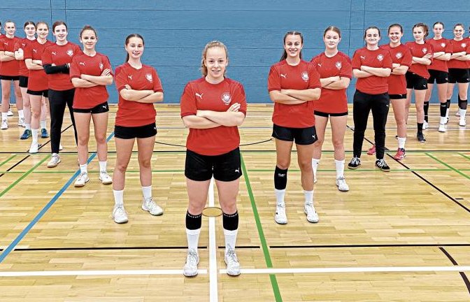 Diese 16 Nachwuchshandballerinnen – unter anderem Gianina Bianco (Achte von rechts) – hat der Deutsche Handball-Bund zur Sichtung nach Kienbaum eingeladen. Foto: DHB