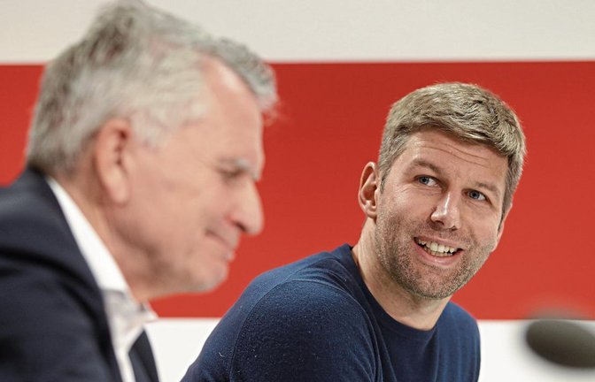 Zuversichtlich schaut der neue Sportvorstand Thomas Hitzlsperger (rechts) auf die Zukunft des VfB um Präsident Wolfgang Dietrich. Foto: Baumann
